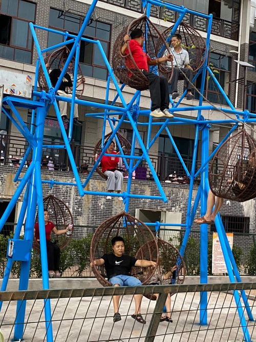 保定網(wǎng)紅4人8人旋轉秋千出售生產(chǎn)廠家報價